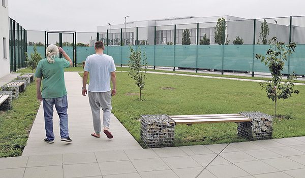 In einem Hof der  Justizanstalt Asten. Österreichweit befinden sich an die 1000 Personen im Maßnahmenvollzug und etwa 8300 im Strafvollzug.   