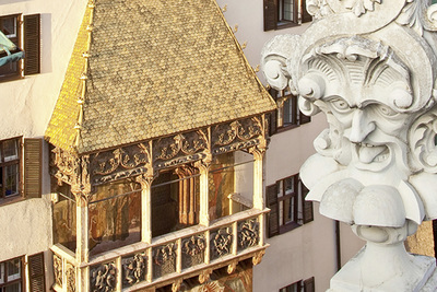 Das Goldene Dachl und die „Schwarz­mander“ zeugen in Innsbruck von Maximilian. 