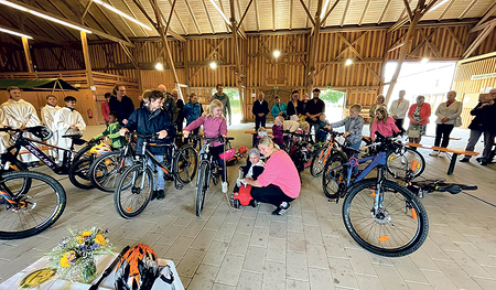 Der Segen über die Fahrzeuge ersetzt nicht den Fahrradhelm (vorne am Tisch).  