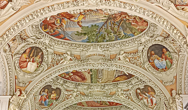 Blick in die erneuerte Stiftskirche, nur der Hochaltar bleibt noch bis Mai 2023 eingerüstet.  