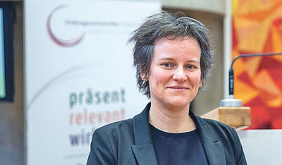 Dekanin Klara Csiszar organisiert das europäische Treffen.  