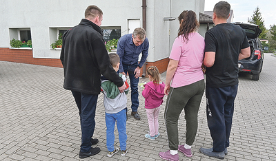 Saschas Familie mit Pfarrer Dadas (Mitte) und Kaplan Ochnik (links) darf nur von hinten zu sehen sein.   