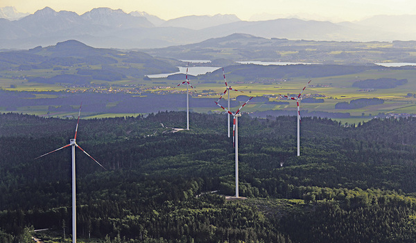 Blick vom Windpark des Kobernaußerwaldes Richtung Lochen, eine von 17 Pfarren des Dekanates Mattighofen.   