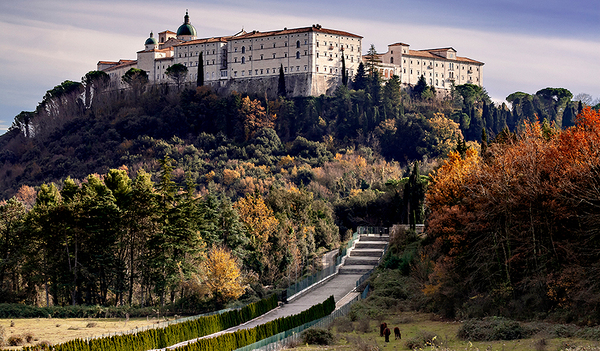 Die Abtei Montecassino in Italien ist das Mutterkloster der Benediktiner und ein tragisches Symbol des Zweiten Weltkriegs. 