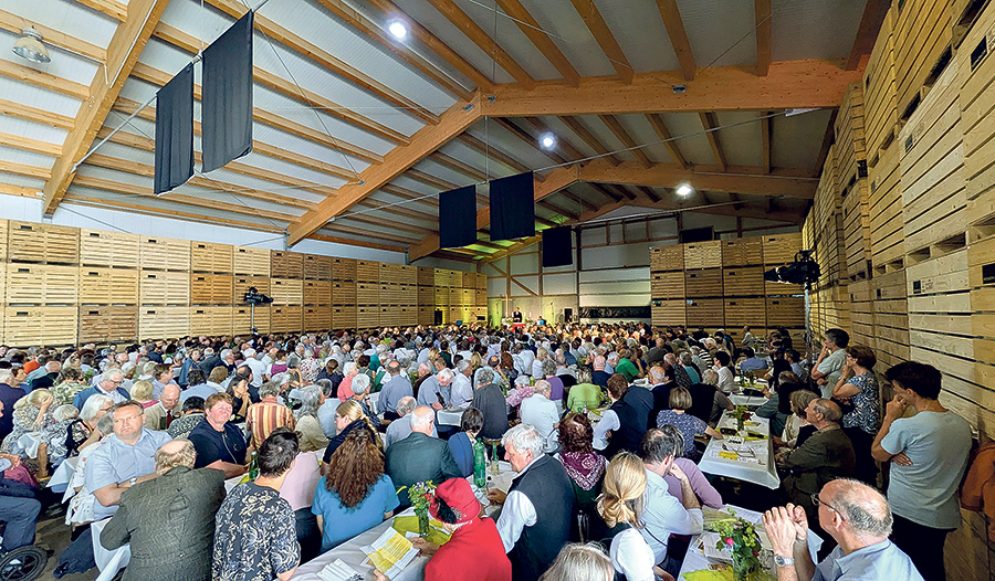 Eine besondere Gottesdienststätte: eine Lagerhalle für Kartoffeln.   