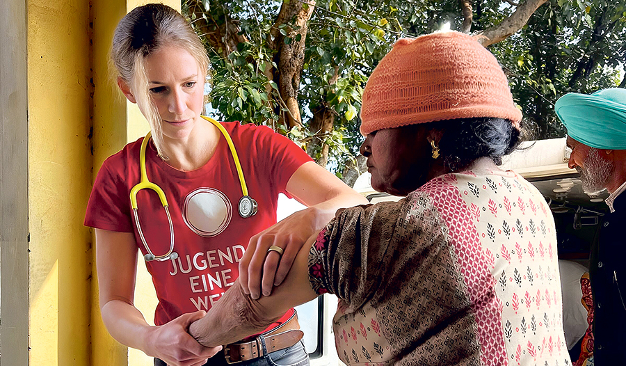 Am Rand der modernen Millionenstadt Chandigarh leiden viele junge Menschen unter Mangelernährung und fehlender Hygiene. Ein Team von „Jugend Eine Welt“ fährt mit einem Kleinbus zu 21 Stationen in den Slums und bietet medizinische Hilfe und vorbeugend