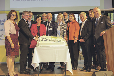 mit Ehrengästen. Maria Hofstadler (SelbA), Bischof Manfred Scheuer,  LAbg. Stefan Kaineder, Landesrätin Birgit Gerstorfer,  BV Johann Hintermaier, KBW-Leiter Christoph Pichler, Landesrätin Christine Haberlander, Bischofsvikar Willi Vieböck, Pastorala