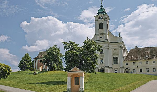 Ziel des Tageswegs: die Wallfahrtskirche Maria Langegg, angrenzend das Klostergebäude, ganz links die Ursprungskapelle.   