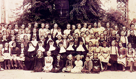 Internatfoto Goldenstein 1951: Romy Schneider (3. von rechts, 2. Reihe), Trude Wurm (3. von rechts, 1. Reihe), deren Klassenlehrerin Sr. Augustina (steht rechts oben außen), Präfektin Sr. Theresa (9. von rechts, 2. Reihe).   archiv goldenstein   Foto