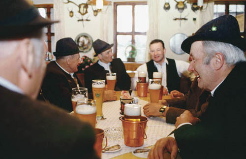 M?nner beim Bier im Wirtshaus - men sitting with beer in restaurant