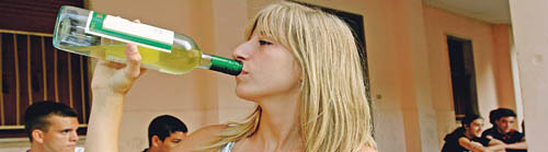 Jugendliche konsumieren Alkohol - Teenager with alcohole