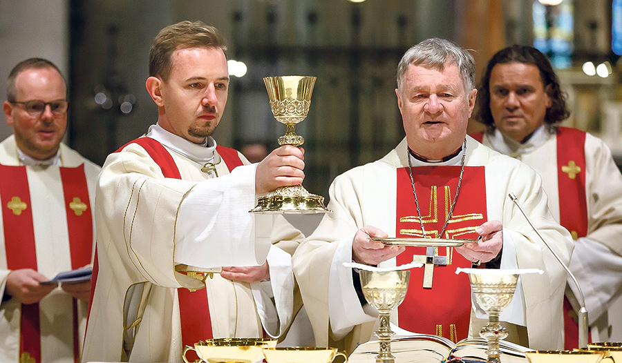 Mateusz Krzysztof Kądzioła (links) mit Bischof Manfred Scheuer.   