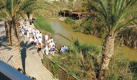 Die Taufstelle Qasr al-Yahud am Jordan, im Hintergrund die Taufstelle al-Maghtas auf jordanischer Seite