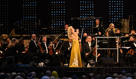 Anne-Sophie Mutter beim Konzert auf dem Linzer Domplatz 