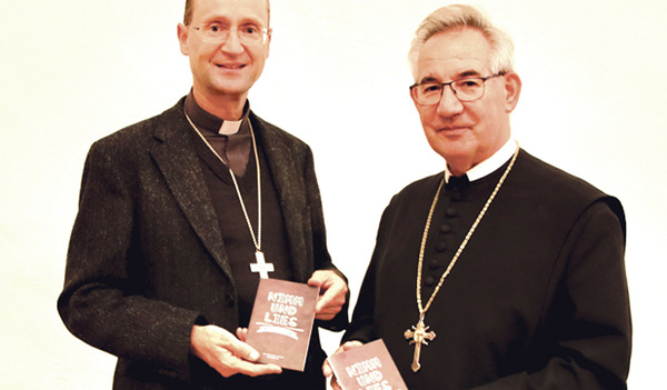 Österreichs Jugendbischof Stephan Turnovszky (links) wirbt mit Kremsmünsters Abt Ambros Ebhart für „Nimm und lies“.   