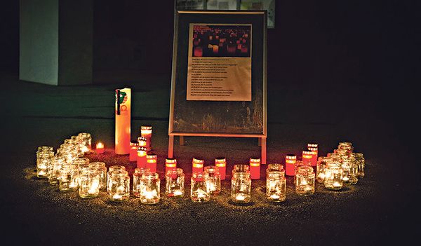 Kerzen in Erinnerung an an mehr als 13.000 Covid-Verstorbene