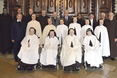 Die Jubilarinnen (erkennbar an den Blumenkränzen) mit der Generaloberin und den Priestern, die den Gottesdienst mitfeierten.   