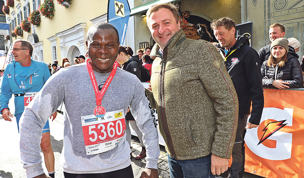 Franz Eisl (rechts) empfing Simon Peter Lukyamuzi im Ziel.   