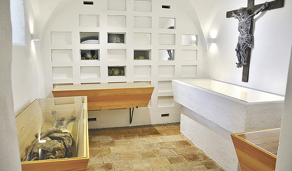 Die Mumien befinden sich in den Holzsärgen (links). Die Krypta ist über einen Münzautomat (€ 2,–) zugänglich. 