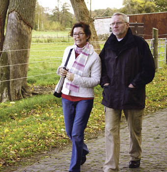 herbstlicher Spaziergang [ (c) www.BilderBox.com, Erwin Wodicka, Siedlerzeile 3, A-4062 Thening, Tel. + 43 676 5103678.Verwendung nur gegen HONORAR, BELEG,URHEBERVERMERK und den AGBs auf bilderbox.com](in an im auf aus als and beim mit einer einem ei