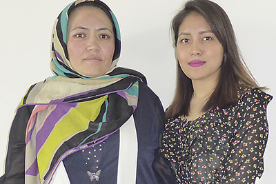 Asiyeh Panahi mit ihrer Mutter Zahra Ibrahimi 