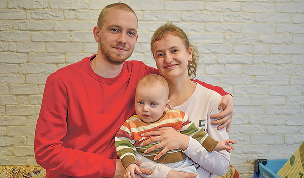 Alexander und Tatjana Iwanow leben mit ihrem neunmonatigen Sohn in Gomel in Belarus. 