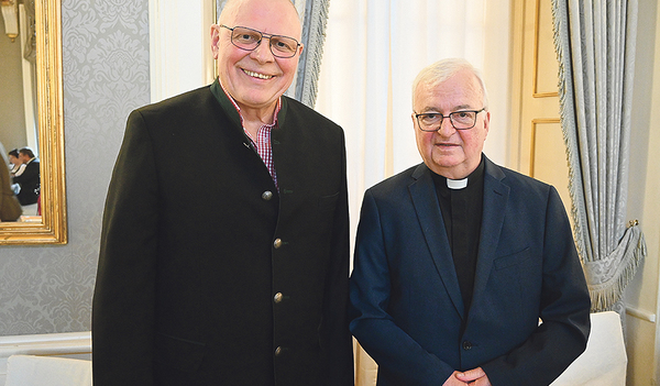 Der geehrte Kirchenmusiker Hermann Göbl (links) mit Propst Walter Plettenbauer von Mattighofen.    