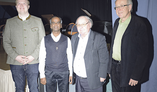 PGR-Obmann Reinhard Eschlböck und Kaplan Paul Arasu (von links) sowie Pfarrassistent Albert Scalet (rechts) gratulieren Prof. Helmut Lang.   