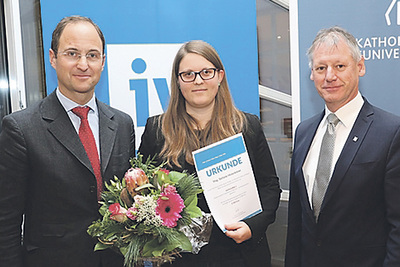 Preisträgerin Stefanie Hinterleitner mit Dkfm. Leonhard Merckens (links) und Rektor Univ.-Prof. Franz Gruber.  