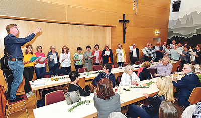 Die Timelkamer Chor St. Josef mit Chorleiter Christoph Lenz   