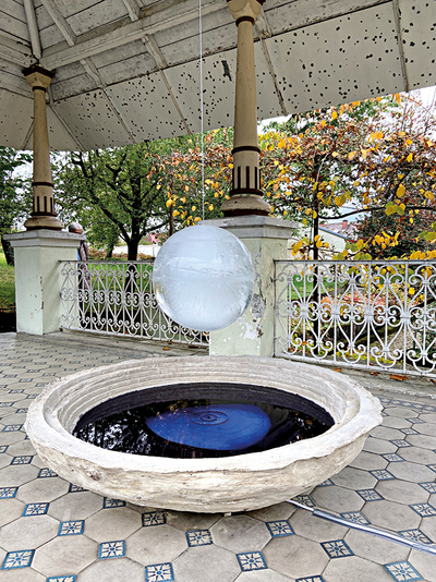 Der Klostergarten verwandelte sich zum „Avant­- ­­­gard/en“: hier eine Arbeit von Julia Riesenberg.  
