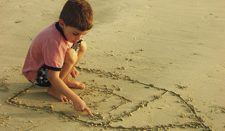 Junge zeichnet ein Haus - boy drawing a house [ (c) www.BilderBox.com, Erwin Wodicka, Siedlerzeile 3, A-4062 Thening, Tel. + 43 676 5103678.Verwendung nur gegen HONORAR, BELEG,URHEBERVERMERK und den AGBs auf bilderbox.com](in an im auf aus als and be