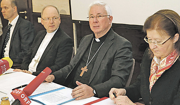 Erzbischof Franz Lackner (3. von links) präsentierte zum Visitationsstart in Klagenfurt am Montag sein Team, dem u.a. Christian Lagger, Bischof Benno Elbs und Elisabeth Kandler-Mayr angehören (von links).  