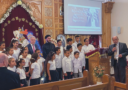 Die Kinder der koptischen (ägyptischen) Pfarre sangen für ihre Gäste ein Marienlied. 