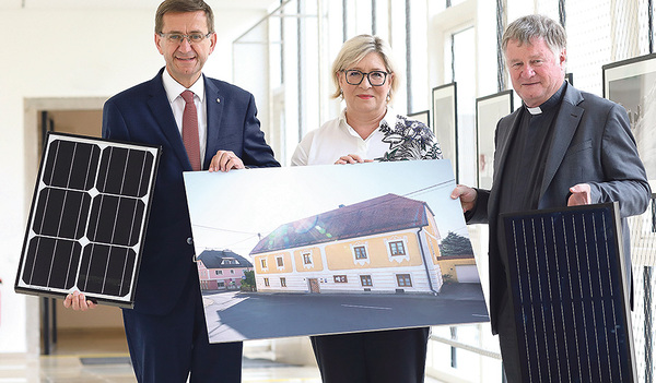 Das nächste Photovoltaikprojekt der Diözese Linz wird auf dem Pfarrhof von Schenkenfelden umgesetzt, teilten Wirtschaftslandesrat Markus Achleitner, Fachdirektorin Petra Weiss vom Bundesdenkmalamt und Bischof Manfred Scheuer mit (von links). 
