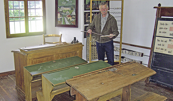 Heute im Museum: Schulbänke mit Tintenbehälter und der alte Katheder.