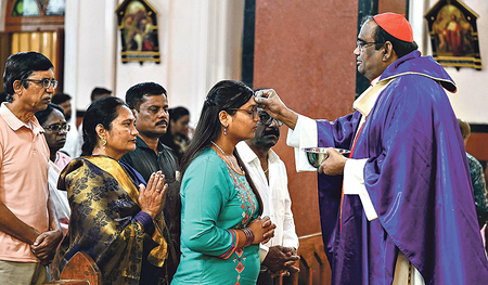 Kardinal Anthony Poola (re.) am Aschermittwoch. 