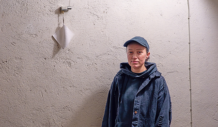 Künstlerin Magdalena Berger in der Krypta.  