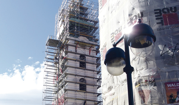 t Baustelle. Der Turm des Dominikanerklosters in Budweis steht eingerüstet da. Das Kloster dient heute als Kunst- und Volksmusikschule. In der Kirche werden Gottesdienste gefeiert.