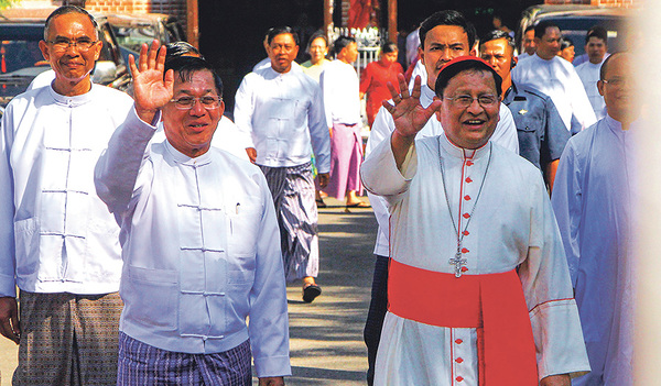 Andere Zeiten in Myanmar. Zu Weihnachten 2019 waren General Min Aung Hlaing und Kardinal Charles Maung Bo noch nebeneinander zu sehen.