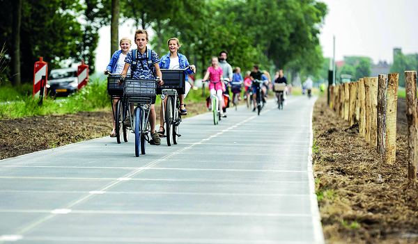 Dieser Radweg erzeugt Strom. Der Bodenbelag besteht aus Solarzellen. 