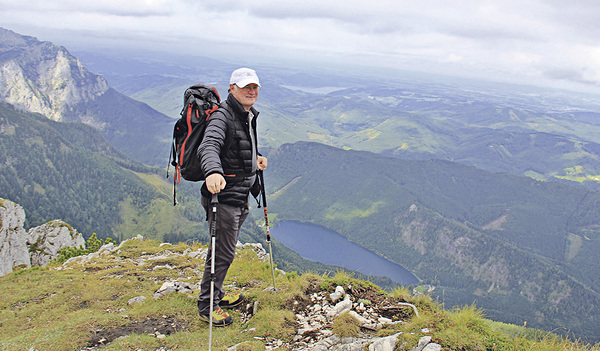 Bischof Manfred Scheuer ist begeisterter Bergsteiger. Hier ist er auf dem Feuerkogel unterwegs.  