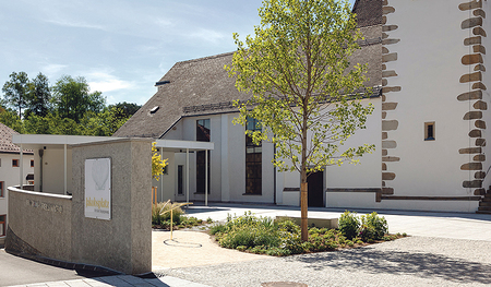 Trilogie für Schönau, Kunstinstallation, Kirchenplatz Schönau im Mühlkreis, Judith Huemer, 2026. 
