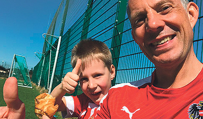 Auf dem Fußballplatz: Andreas als Tormann und mit seinem Onkel Gerald Huber. 