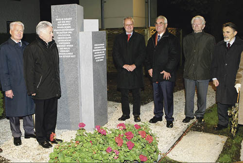 Einweihung Denkmal f¸r Heimatvertriebene. V.l.n.r.: Landesobmann der Donauschwaben Ing. Anton Ellmer, Landeshauptmann Dr. Josef P¸hringer,Bgm. Fritz Kaspar, Konsulent Hans Warezi,Ehrenobmann der Siebenb¸rger Dr. Fritz Frank,Prof. Dr. Georg Wildmann