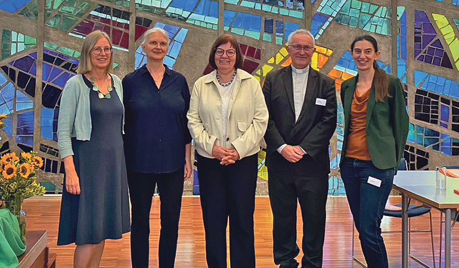 Auf der Bibelpastoralen Studientagung in Puchberg: v. l. n. r. Karin Hinter­steiner (Bibelwerk Linz), Elisabeth Birnbaum (Bibelwerk Österreich), Theologin Viola Weiß, Weihbischof Anton Leichtfried und Assistenzprofessorin Magdalena Lass.  