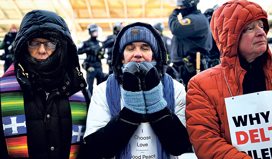 Betend, singend und kniend protestierten bei eisigen Temperaturen in Minneapolis dutzende Geistliche unterschiedlicher Religionen friedlich gegen die Migrationspolitik von US-Präsident Trump.   