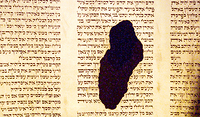 Hebräische Bibel mit Brandloch – Relikt der Judenverfolgung während des Dritten Reiches; Yad Vashem, Jerusalem. / Rupprecht@kathbild.at Hebräische Bibel mit Brandloch – Relikt der Judenverfolgung während des Dritten Reiches; Yad Vashem, Jerusalem.