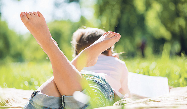  Ob Regen oder Sonnenschein, zum Lesen hast du in den Ferien genug Zeit. 