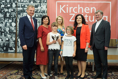 Elisabeth Birngruber (3.v.l.) und Judith Hartl (2.v.r.), Kinder- und Jugendchor AVODAH, mit Landeshauptmann Mag. Thomas Stelzer, Sozial-Landesrätin Birgit Gerstorfer, MBA, und Bischof Dr. Manfred Scheuer.